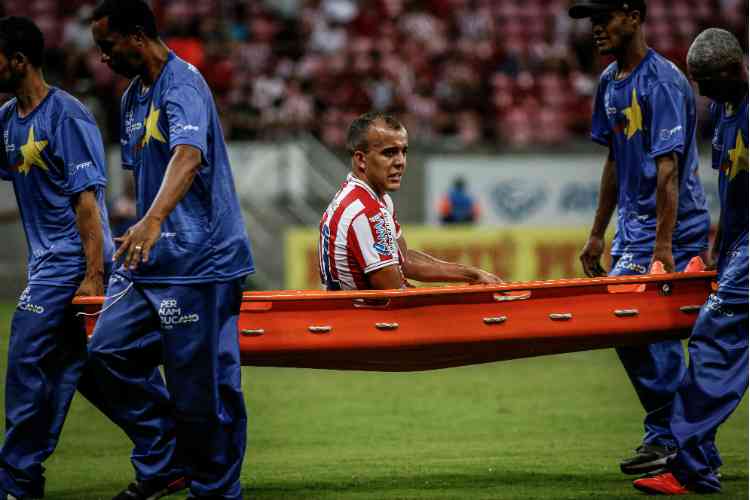 Atacante do Nutico, Matheus Carvalho tem suspeita de leso grave e espera parecer mdico